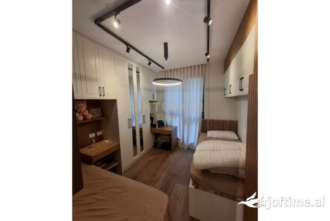 Shtepi ne shitje Apartament ne Tirane, 2+1, Mobilimi E mobiluar, Pagesa 226,000  Euro.