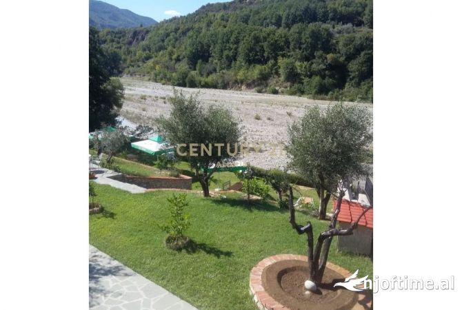 Ambient biznesi me qera 2+1 ne Tirane - 1,000 Euro