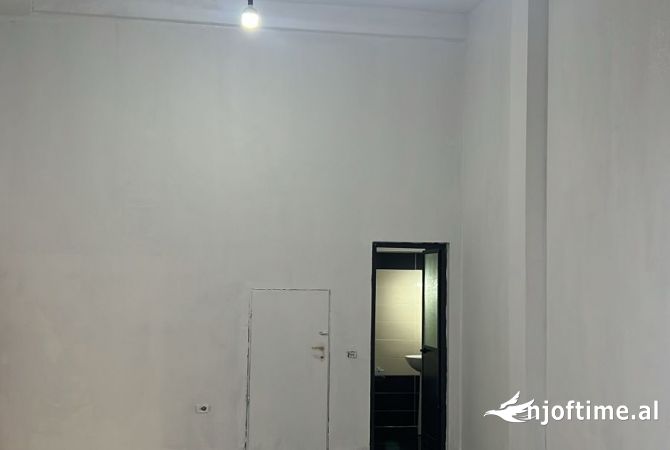 Jepet ambient Komercial, Astir, buze rruge 