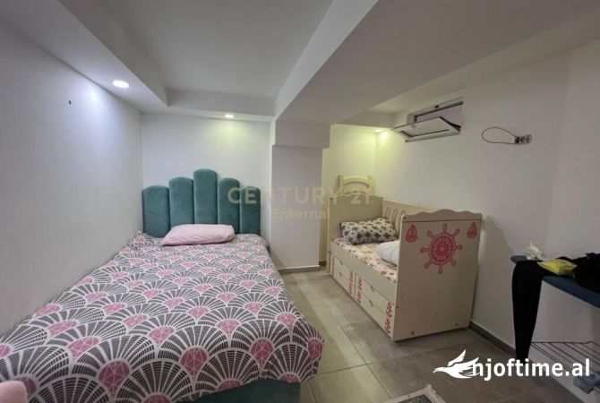 Shtepi ne shitje Duplex(shtepi me 2 kate) ne Tirane, 3+1, Mobilimi E mobiluar, Pagesa 130,000  Euro.