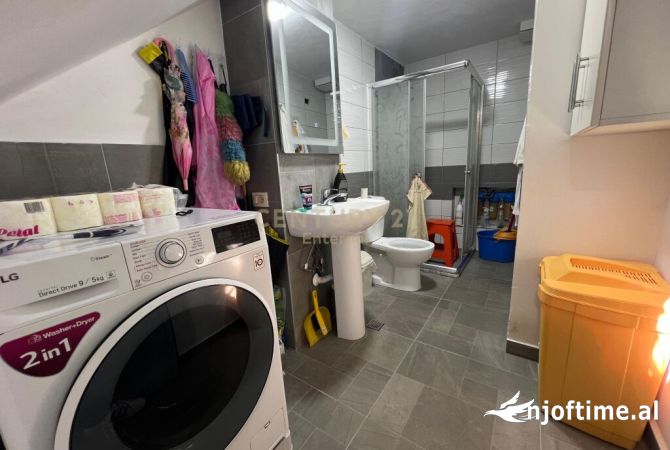 Shtepi ne shitje Duplex(shtepi me 2 kate) ne Tirane, 3+1, Mobilimi E mobiluar, Pagesa 130,000  Euro.