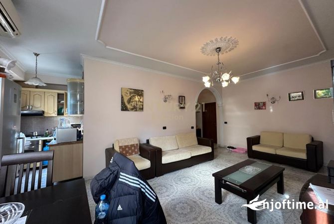 Shtepi ne shitje Apartament ne Tirane, 2+1, Mobilimi E mobiluar, Pagesa 185,000  Euro.