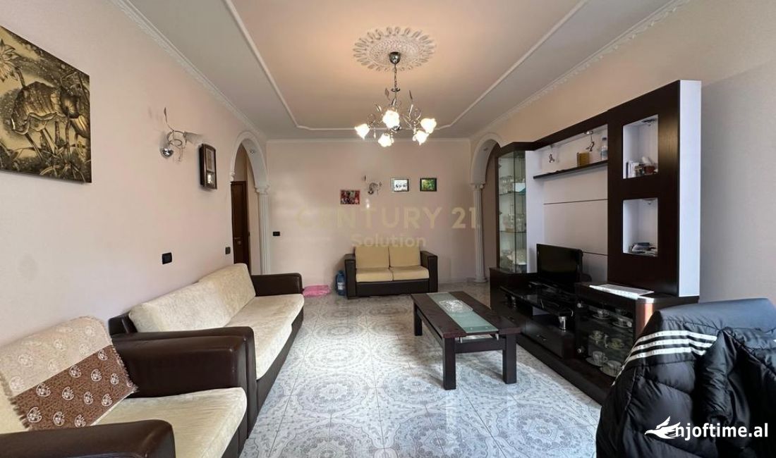 Shtepi ne shitje Apartament ne Tirane, 2+1, Mobilimi E mobiluar, Pagesa 185,000  Euro.