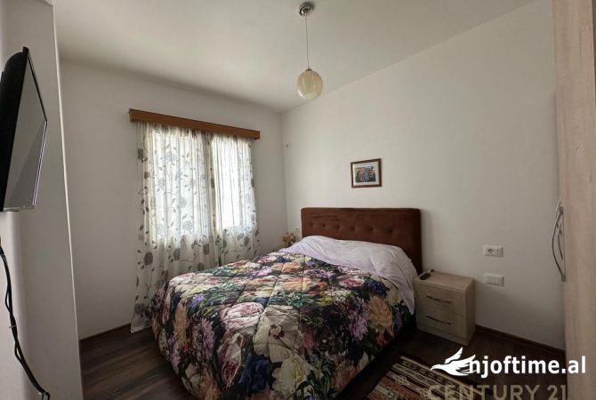 Shtepi ne shitje Apartament ne Tirane, 2+1, Mobilimi E mobiluar, Pagesa 135,000  Euro.