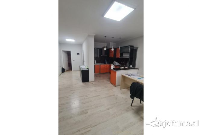 Shtepi ne shitje Apartament ne Tirane, 2+1, Mobilimi Pjeserisht e mobiluar, Pagesa 185,000  Euro.