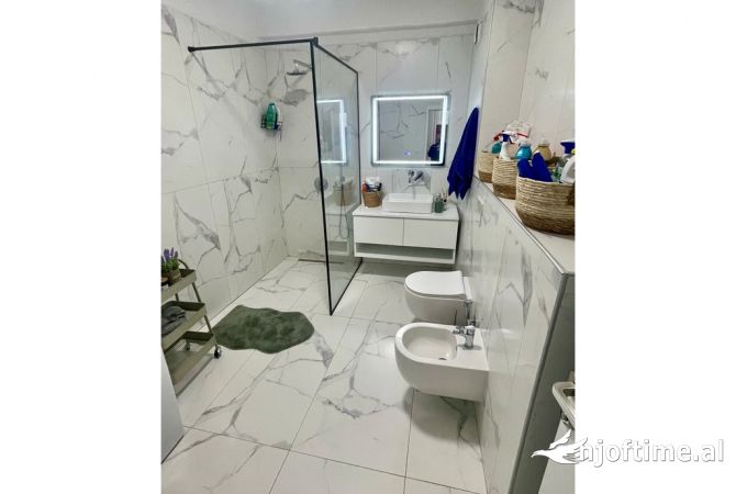 Shtepi ne shitje Apartament ne Tirane, 2+1, Mobilimi E mobiluar, Pagesa 210,000  Euro.