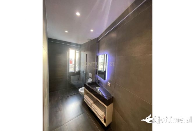 Shtepi ne shitje Apartament ne Tirane, 2+1, Mobilimi E mobiluar, Pagesa 155,000  Euro.