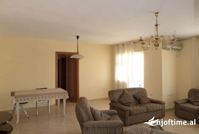 Shtepi me qera 5+1 ne Tirane - 1,000 Euro