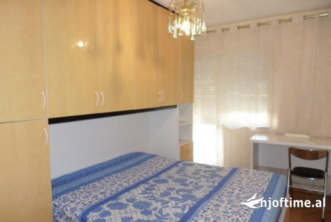 Shtepi me qera Apartament ne Tirane, 5+1, Mobilimi E mobiluar, Pagesa 1,000  Euro.
