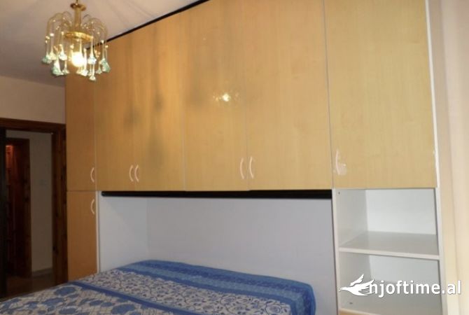 Shtepi me qera Apartament ne Tirane, 5+1, Mobilimi E mobiluar, Pagesa 1,000  Euro.