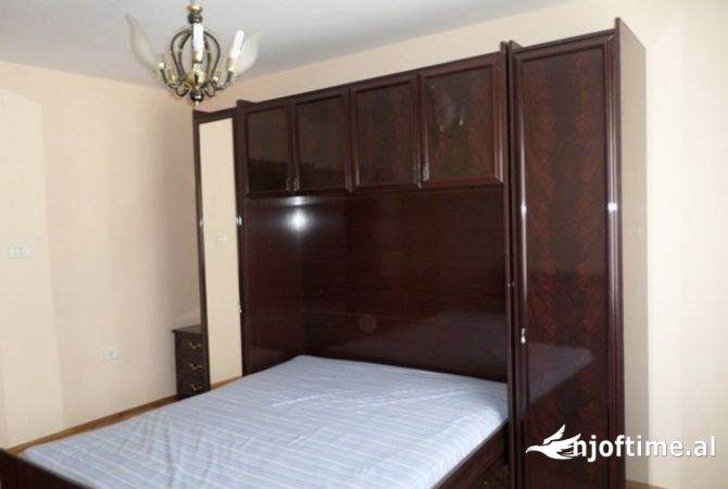 Shtepi me qera Apartament ne Tirane, 5+1, Mobilimi E mobiluar, Pagesa 1,000  Euro.