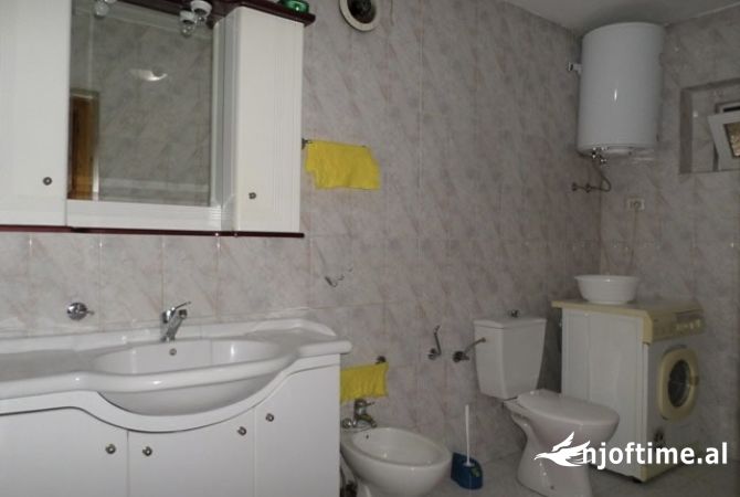 Shtepi me qera Apartament ne Tirane, 5+1, Mobilimi E mobiluar, Pagesa 1,000  Euro.