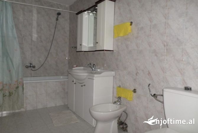 Shtepi me qera Apartament ne Tirane, 5+1, Mobilimi E mobiluar, Pagesa 1,000  Euro.