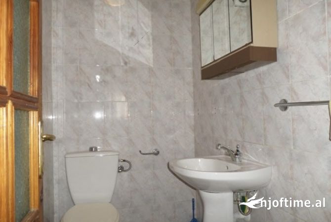 Shtepi me qera Apartament ne Tirane, 5+1, Mobilimi E mobiluar, Pagesa 1,000  Euro.