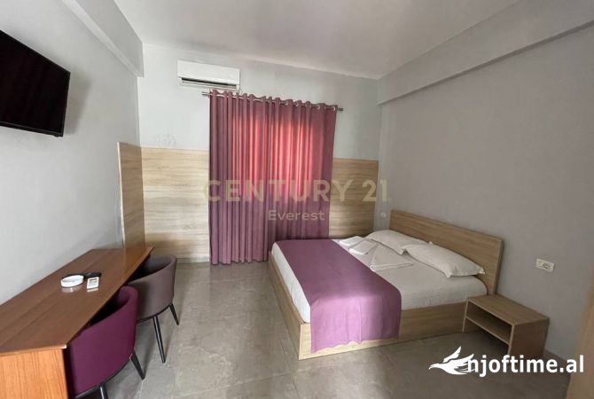 Shitet dyqan/ambient komercial prane Rruges se Elbasanit, i pozicionuar ne katin 0 te nje ndertese t