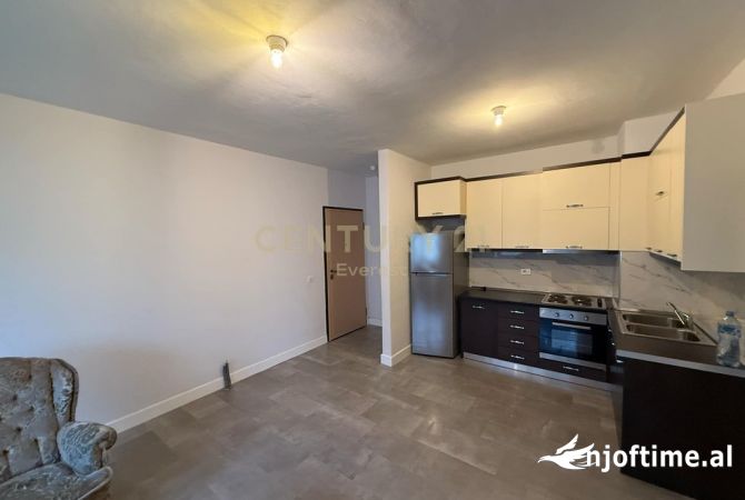 Shtepi ne shitje Apartament ne Tirane, 2+1, Mobilimi Pjeserisht e mobiluar, Pagesa 133,000  Euro.