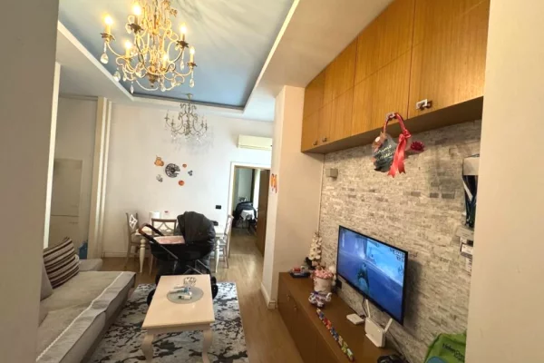Shtepi ne shitje Apartament ne Tirane, 2+1, Mobilimi E mobiluar, Pagesa 180,000  Euro.