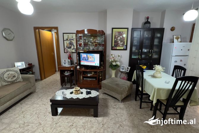 Shtepi ne shitje Apartament ne Tirane, 1+1, Mobilimi Pjeserisht e mobiluar, Pagesa 199,000  Euro.