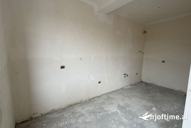 Shtepi ne shitje Apartament ne Tirane, 2+1, Mobilimi Bosh, pa mobiluar, Pagesa 207,700  Euro.