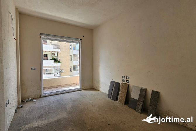 Shtepi ne shitje Apartament ne Tirane, 2+1, Mobilimi Bosh, pa mobiluar, Pagesa 278,000  Euro.