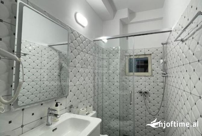 Japim Hotel + Bar ne zemer te Kombinatit ,Buze Rruge !