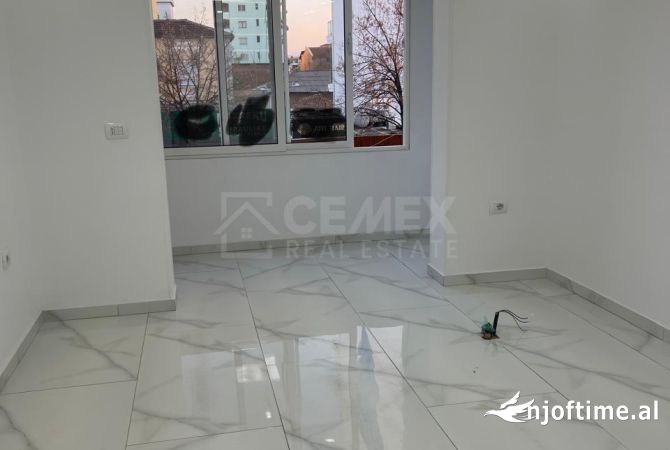 Shtepi ne shitje Apartament ne Tirane, 1+1, Mobilimi Bosh, pa mobiluar, Pagesa 135,000  Euro.