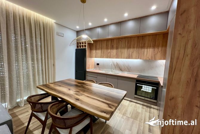 Shtepi me qera 2+1 ne Tirane - 1,300 Euro