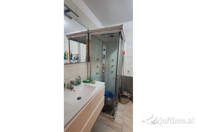 Shtepi ne shitje Apartament ne Tirane, 2+1, Mobilimi E mobiluar, Pagesa 135,000  Euro.