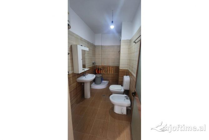 Shtepi ne shitje Apartament ne Tirane, 2+1, Mobilimi Pjeserisht e mobiluar, Pagesa 80,000  Euro.
