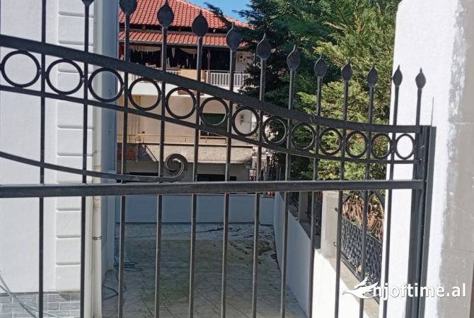 Shtepi ne shitje Vila Luksoze ne Tirane, 6+1, Mobilimi Bosh, pa mobiluar, Pagesa 730,000  Euro.