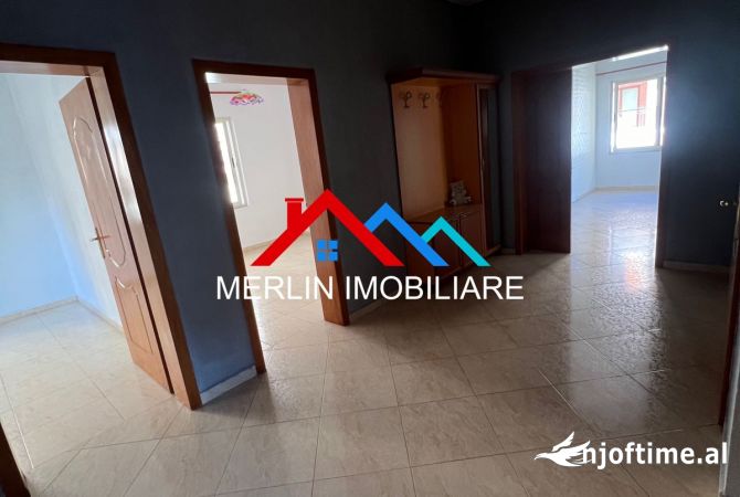 JEPET AMBJENT BIZNESI ME QERA TEK KOMUNA E PARISIT.