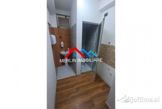 JEPET AMBJENT BIZNESI 300M2 TEK 21 DHJETORI.