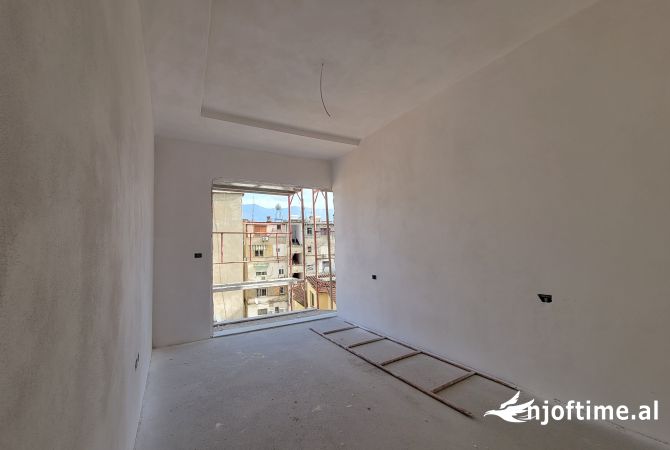 Shtepi ne shitje Apartament ne Tirane, 1+1, Mobilimi Bosh, pa mobiluar, Pagesa 155,000  Euro.