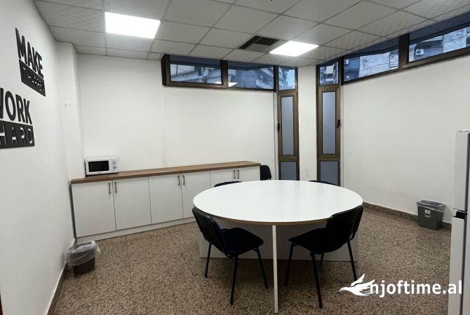 Ambient biznesi me qera 3+1 ne Tirane - 5,160 Euro