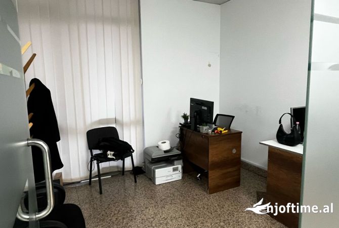 Ambient biznesi me qera 3+1 ne Tirane - 5,160 Euro