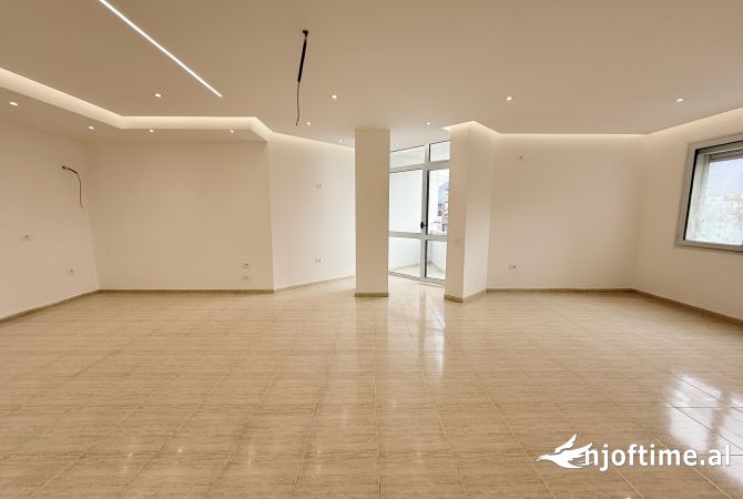 Shtepi ne shitje Apartament ne Tirane, 2+1, Mobilimi Bosh, pa mobiluar, Pagesa 400,000  Euro.