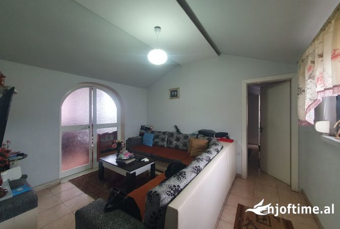 Shtepi ne shitje Apartament ne Tirane, 2+1, Mobilimi E mobiluar, Pagesa 80,000  Euro.