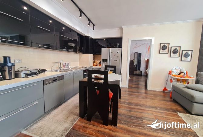 Shtepi ne shitje Apartament ne Tirane, 2+1, Mobilimi E mobiluar, Pagesa 185,000  Euro.