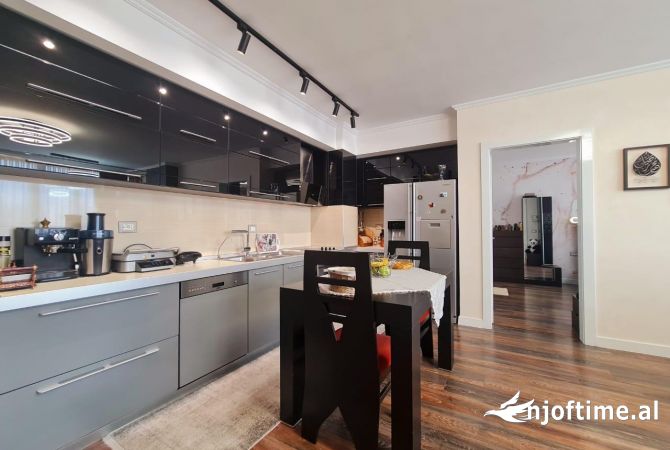 Shtepi ne shitje Apartament ne Tirane, 2+1, Mobilimi E mobiluar, Pagesa 185,000  Euro.