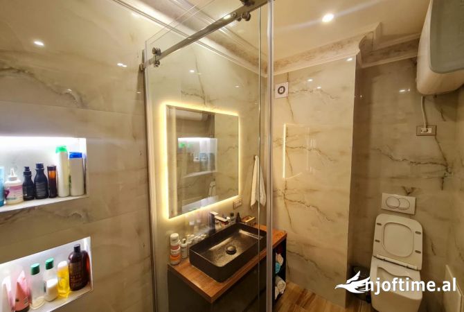 Shtepi ne shitje Apartament ne Tirane, 2+1, Mobilimi E mobiluar, Pagesa 185,000  Euro.