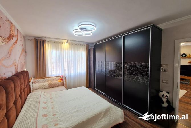 Shtepi ne shitje Apartament ne Tirane, 2+1, Mobilimi E mobiluar, Pagesa 185,000  Euro.