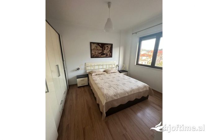 Shtepi me qera Apartament ne Tirane, 3+1, Mobilimi Pjeserisht e mobiluar, Pagesa 55,000  Leke.