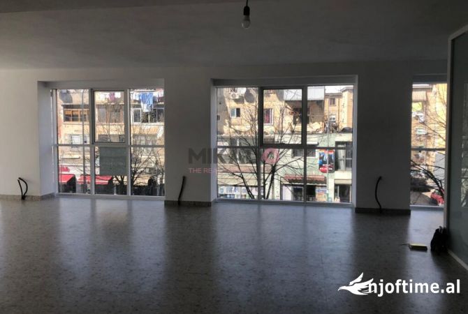 Ambient biznesi me qera 3+1 ne Tirane - 1,800 Euro