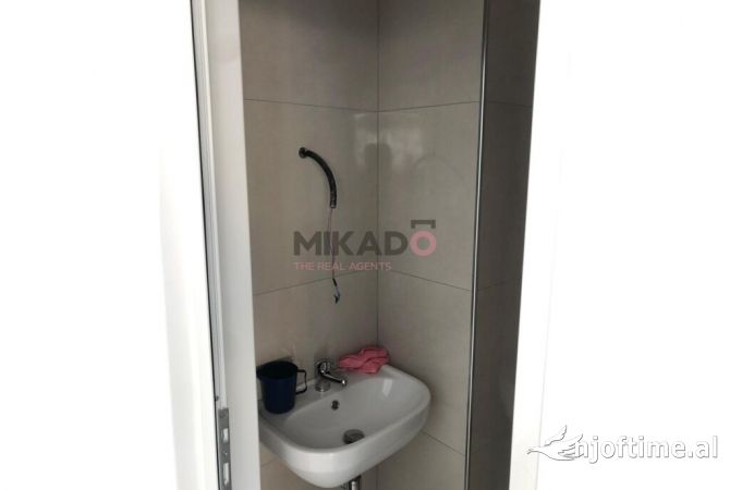 JEPET ME QIRA AMBIENT KOMERCIAL TEK RRUGA E DIBRES, PRANE MEDRESESE!