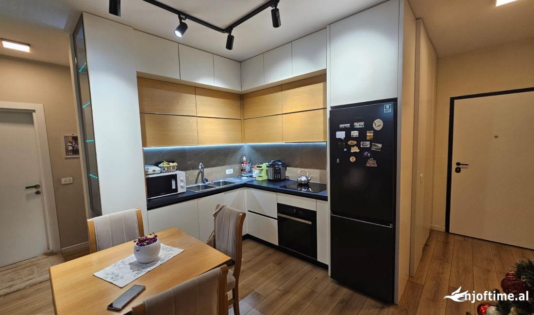 Shtepi ne shitje Apartament ne Tirane, 2+1, Mobilimi E mobiluar, Pagesa 245,000  Euro.