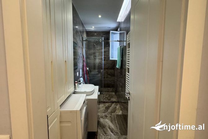 Shtepi ne shitje Apartament ne Tirane, 2+1, Mobilimi E mobiluar, Pagesa 188,000  Euro.