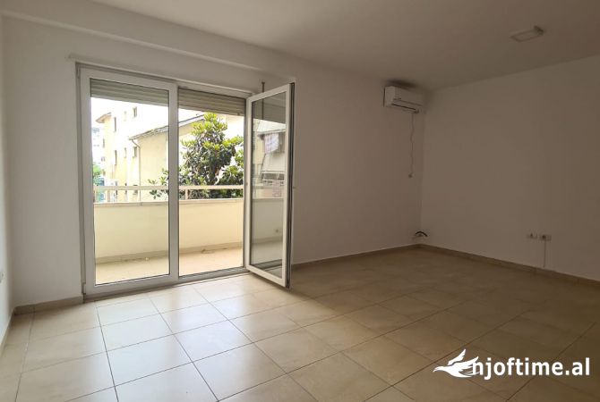 Ambient biznesi me qera 3+1 ne Tirane - 800 Euro