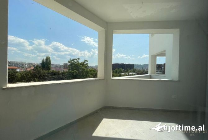 Ambient biznesi me qera 3+1 ne Tirane - 460 Euro