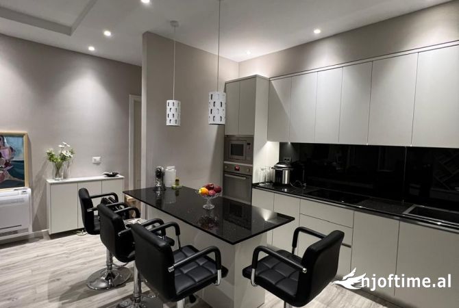 Shtepi ne shitje Apartament ne Tirane, 3+1, Mobilimi E mobiluar, Pagesa 185,000  Euro.