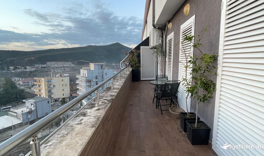 Shtepi ne shitje Apartament ne Tirane, 3+1, Mobilimi E mobiluar, Pagesa 185,000  Euro.